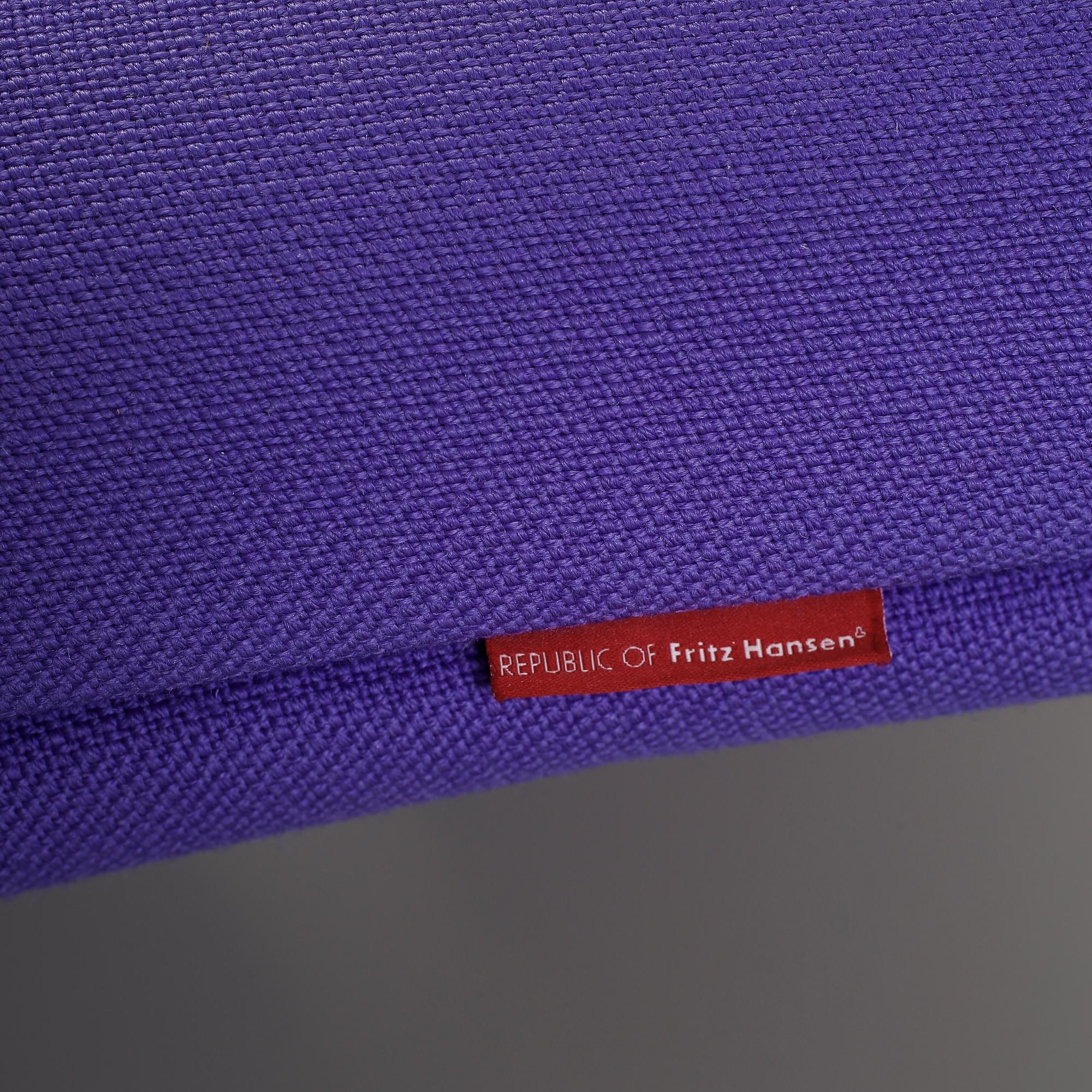 FÅTÖLJ SAMT FOTPALL, "Attitude" Morten Voss för Fritz Hansen, 2000-tal.