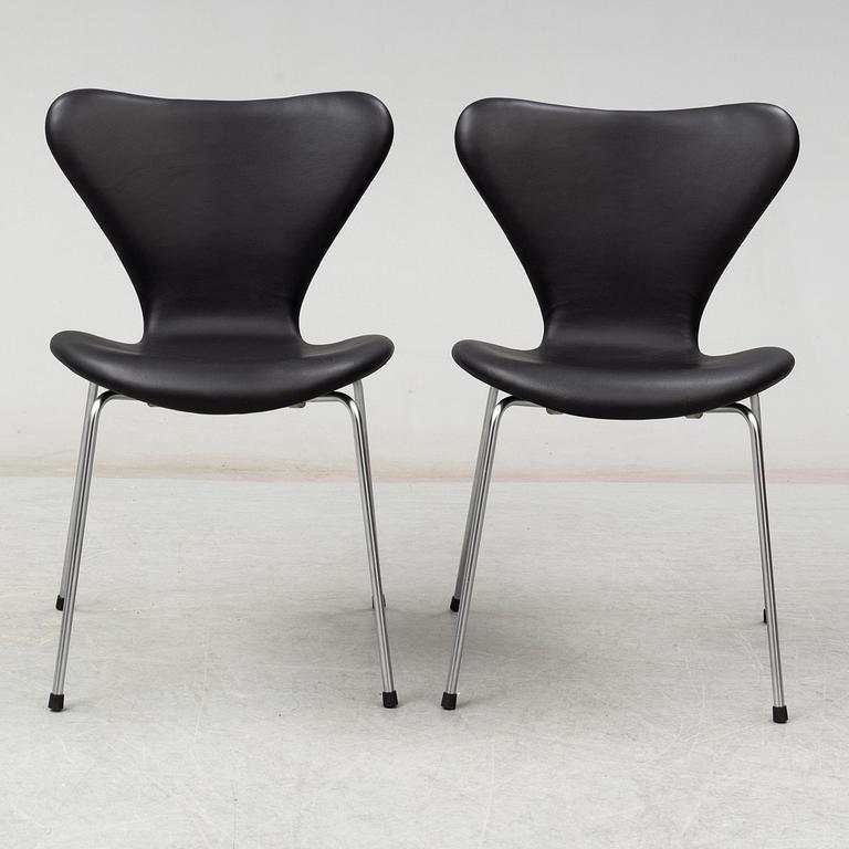 ARNE JACOBSEN, eight 'Series 7' chairs from Fritz Hansen, Denmark.