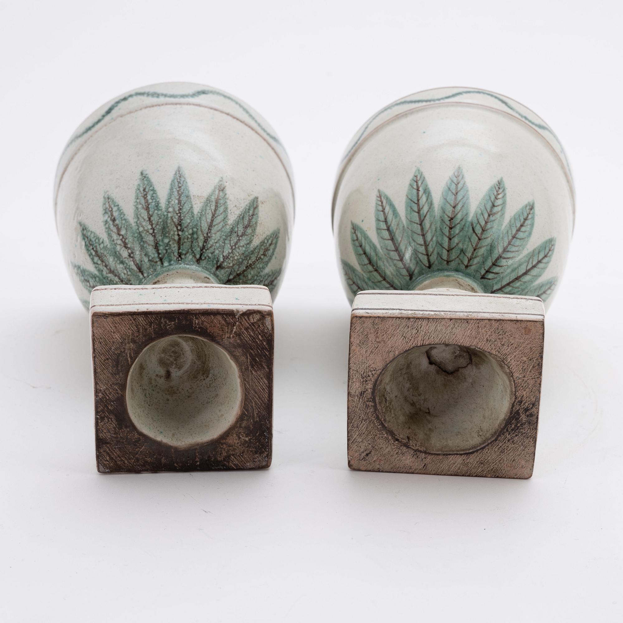 A pair of earthenware urns, 20th century.