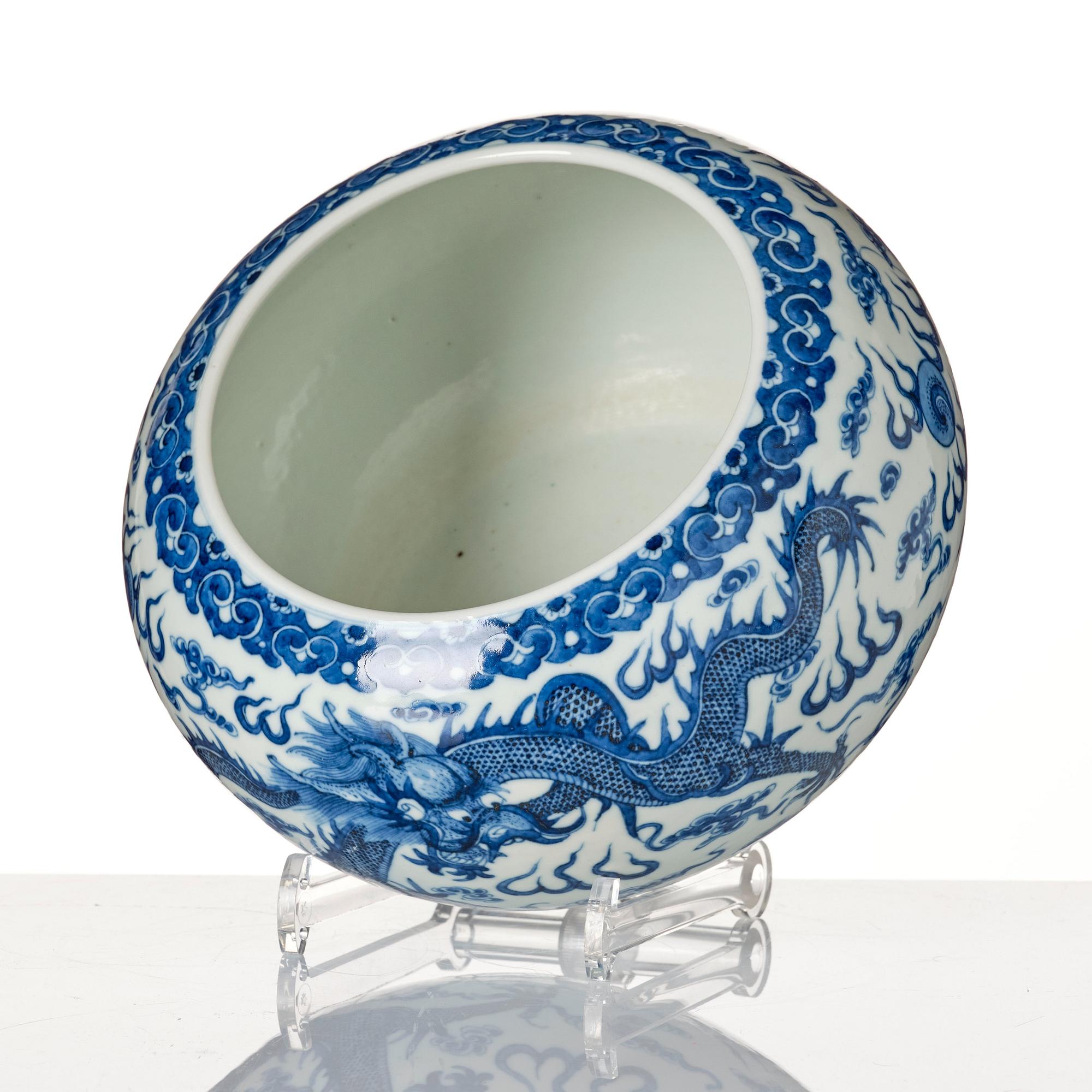 A blue and white jardiniere, late Qing dynasty.
