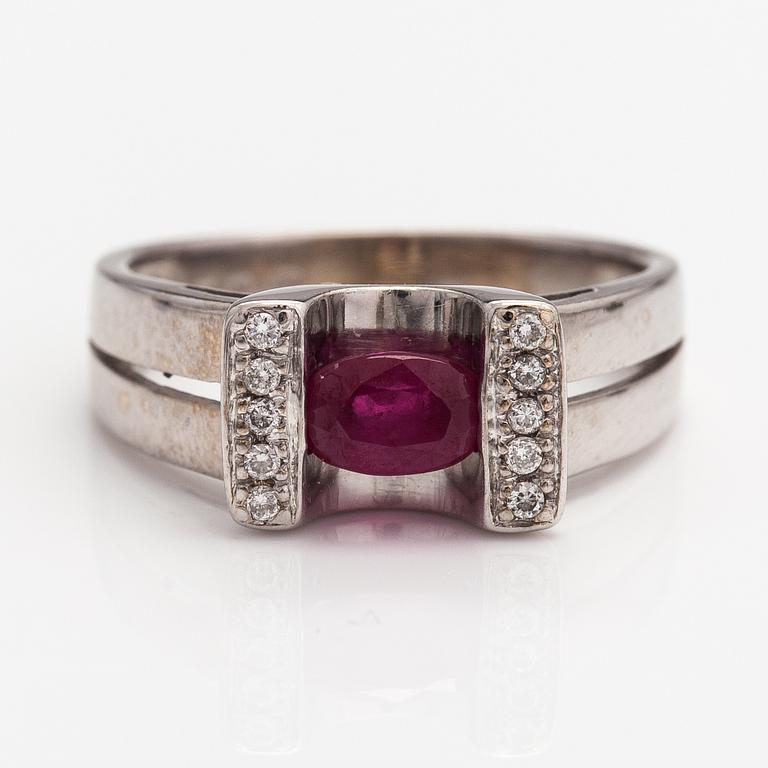 An 18K white gold ring with a ruby and diamonds ca. 0.067 ct in total.