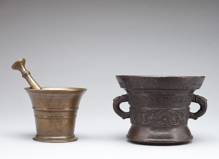 MORTLAR, 2 st. Mässing en märkt; anno 1607.