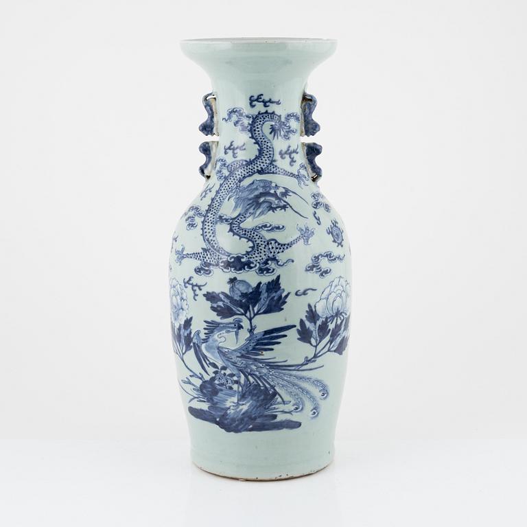 A porcelain floor vase, China, Qingdynasty, 19th century.