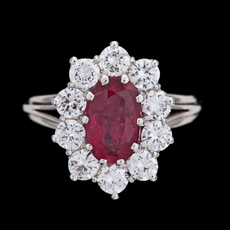 RING, ovalslipad rubin med 10 briljantslipade diamanter, tot. ca 1.50 ct.