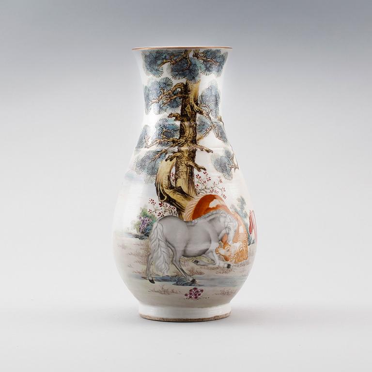 VAS, porslin, Kina, sannolikt 1900-tal.