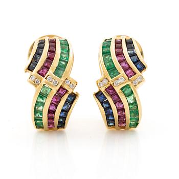 Örhängen, ett par, 18K guld med briljantslipade diamanter, smaragder, rubiner och safirer.