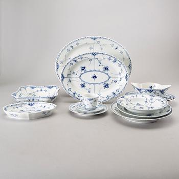 SERVISDELAR, porslin, 59 delar, "Musselmalet, halvblond", Royal Copenhagen.