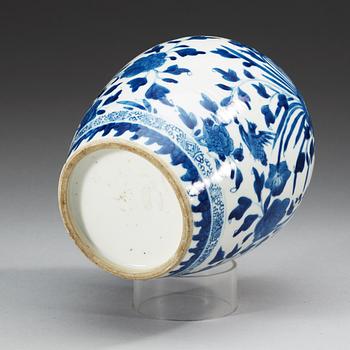 A blue and white jar, Qing dynasty, Kangxi (1662-1722).
