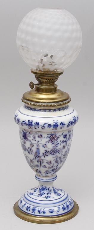 BORDSFOTOGENLAMPA. Porslin. Sent 1800-tal.