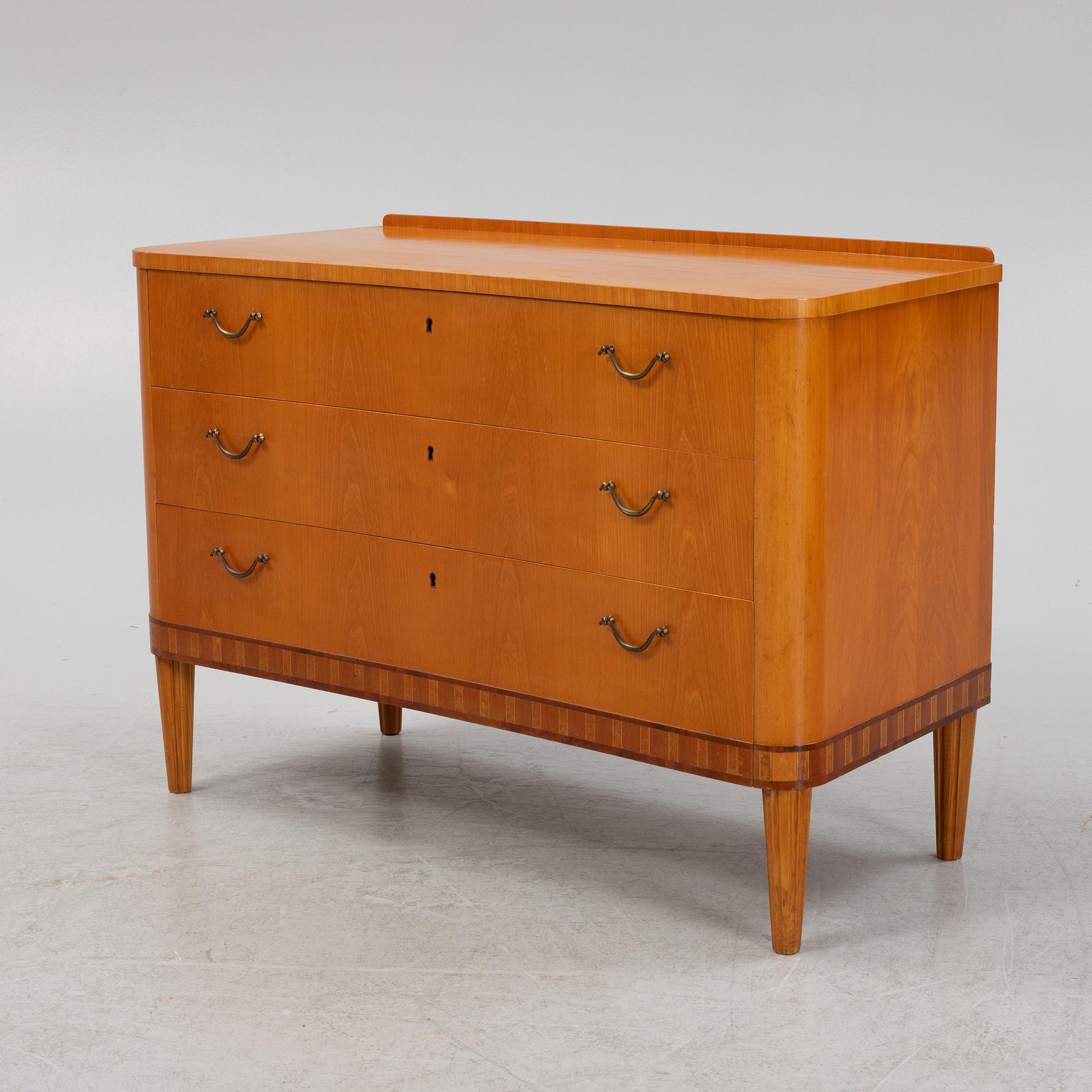 An elm veneered chest of drawers.