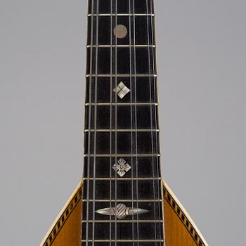 A CREMONATONE WASHBURN MANDOLIN, first half of the 20th century.