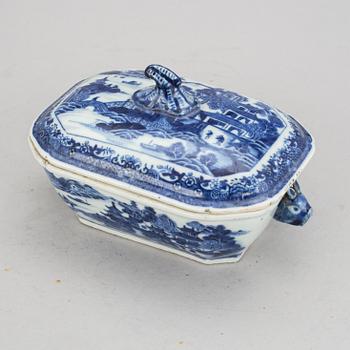 SMÖRTERRIN, porslin, Qingdynastin, Qianlong (1736-95).