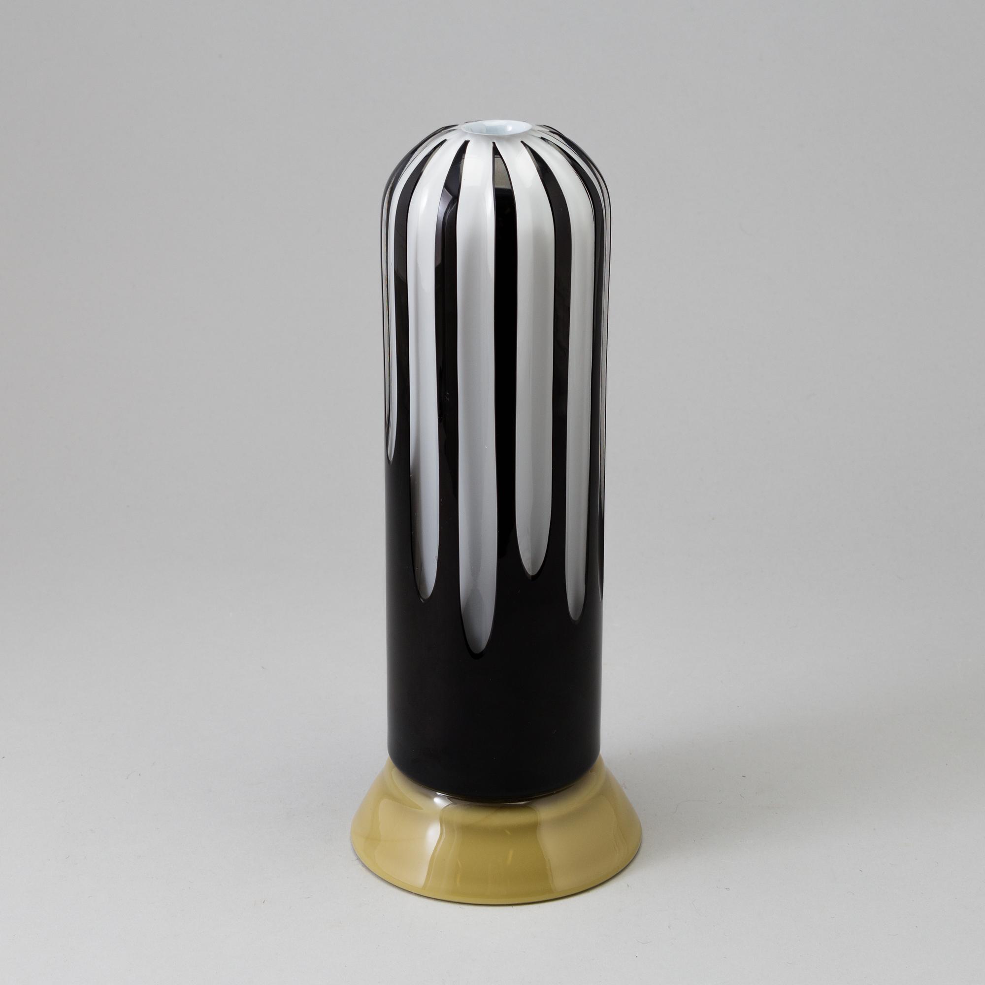 A Matz Borgström glass vase / sculpture from Orrefor Gallery dated -88.