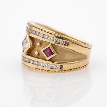 Ring, 18k guld, prinsesslipad diamant och röd sten.