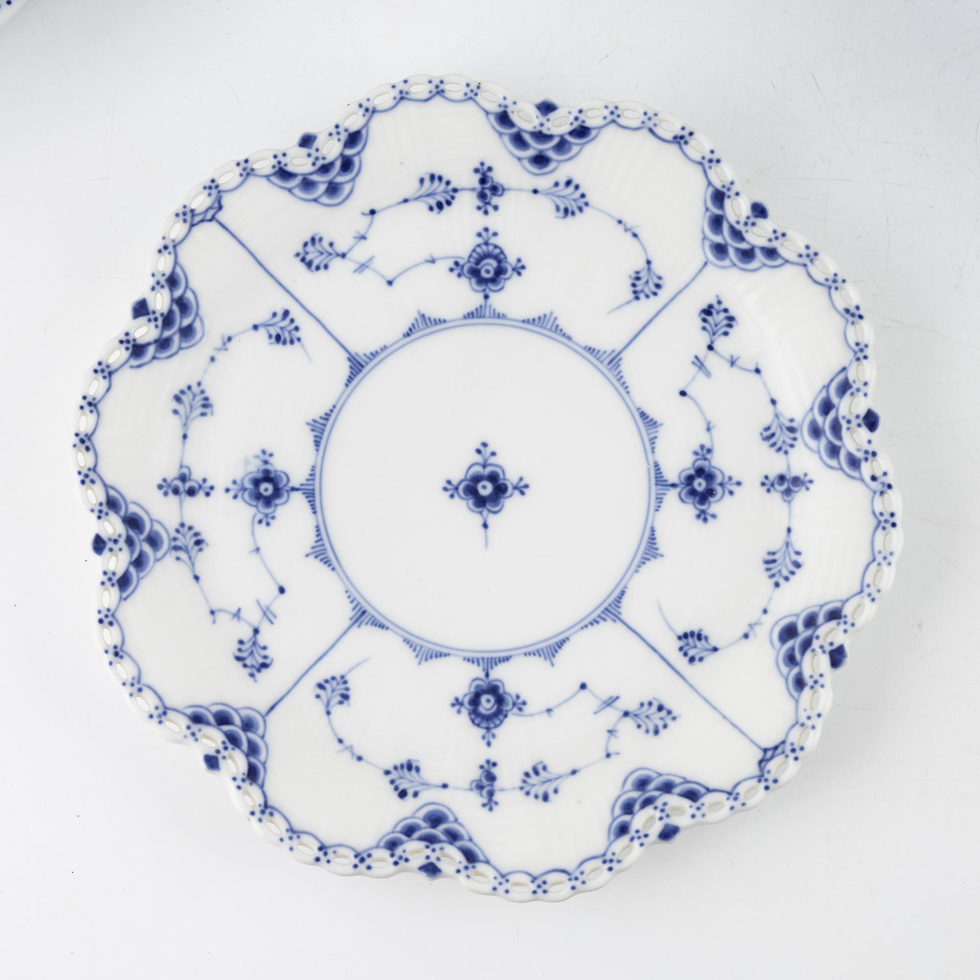 Servisdelar, 13 st, "Musselmalet", porslin, Royal Copenhagen, Danmark.