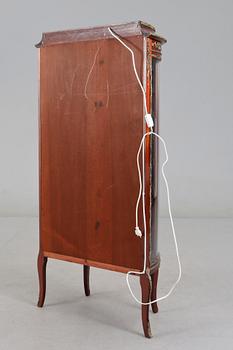 VITRINSKÅP, Louis XV-stil, 1900-tal.