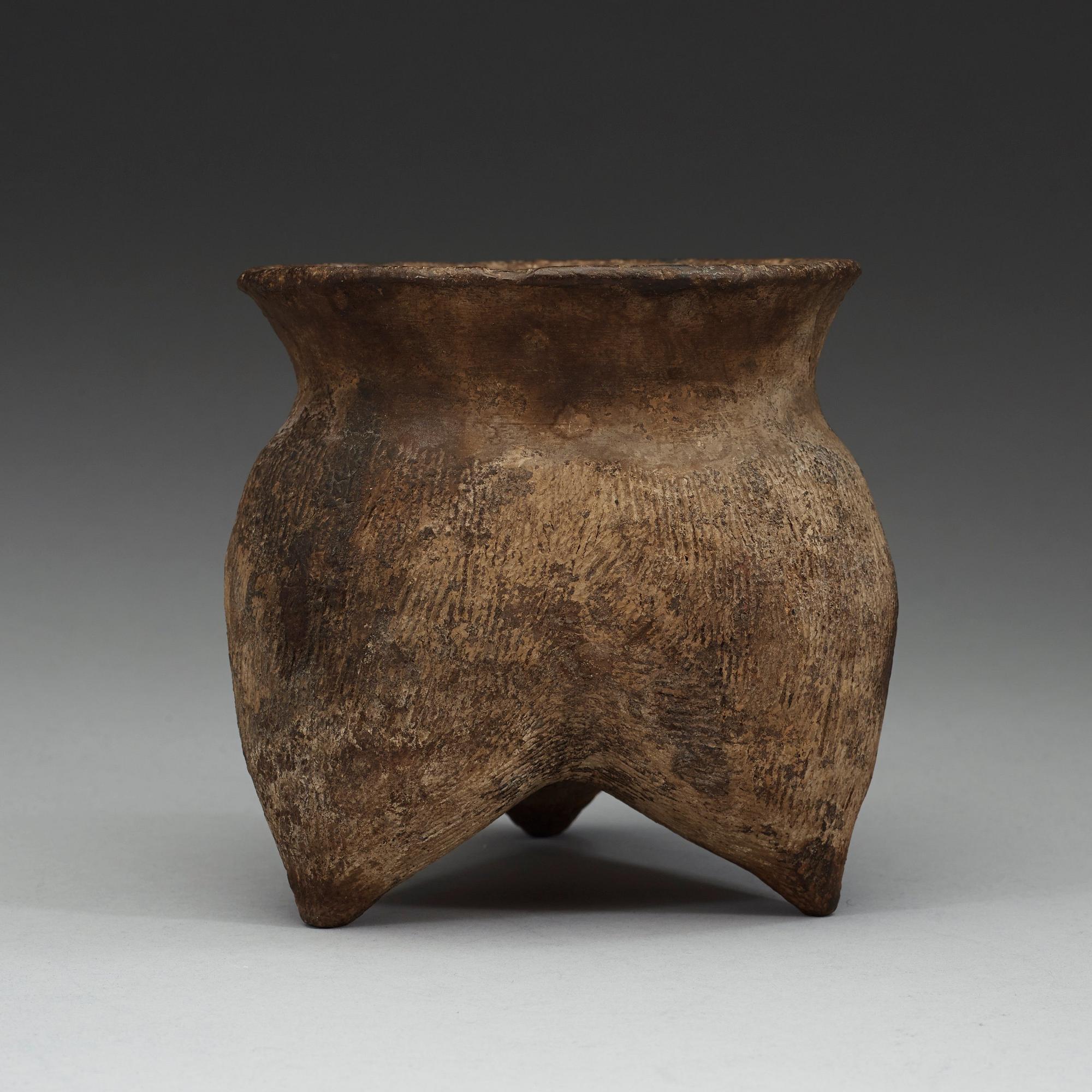 TRIPOD, grått lergods. Neolitisk tid, ca 1500 fkr.