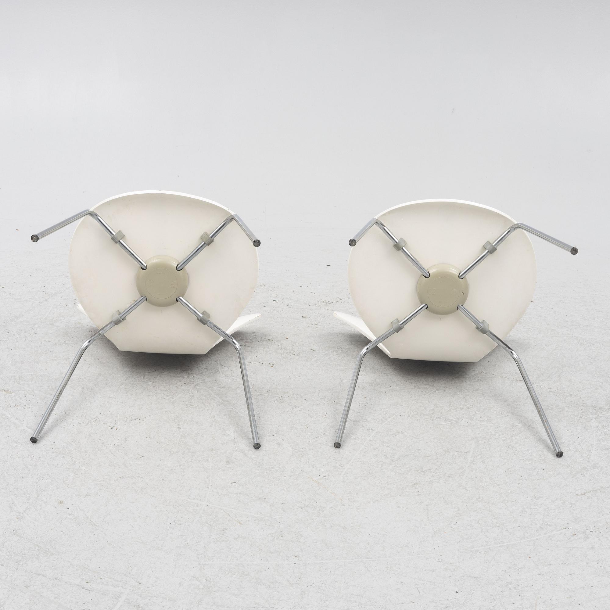 Arne Jacobsen, a pair of model 'Seven' chairs, Fritz Hansen, Denmark 1976.