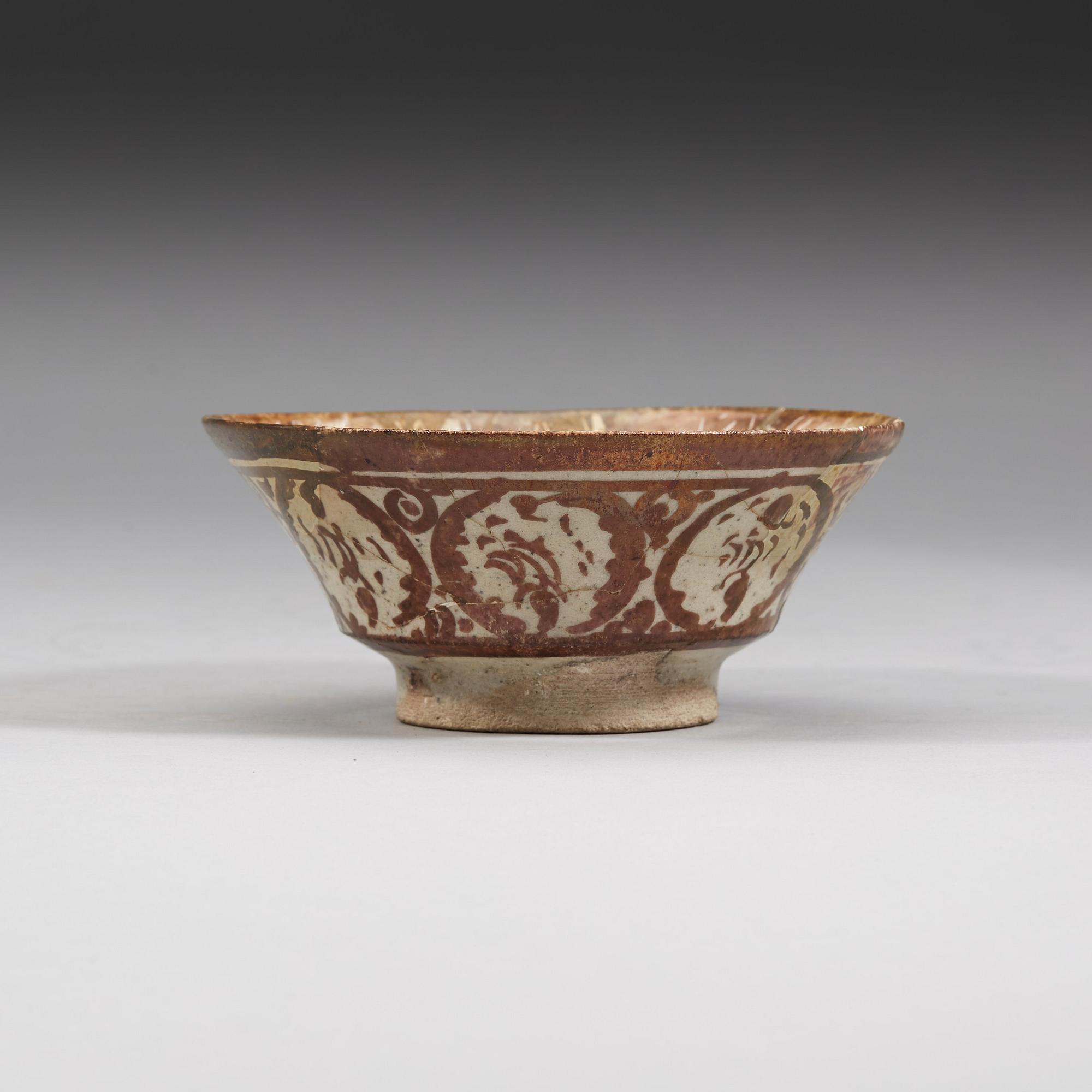 BOWL. Pottery with a lustre decor. "Kashan style", Iran 13th century. Diameter 14,8-15 cm.