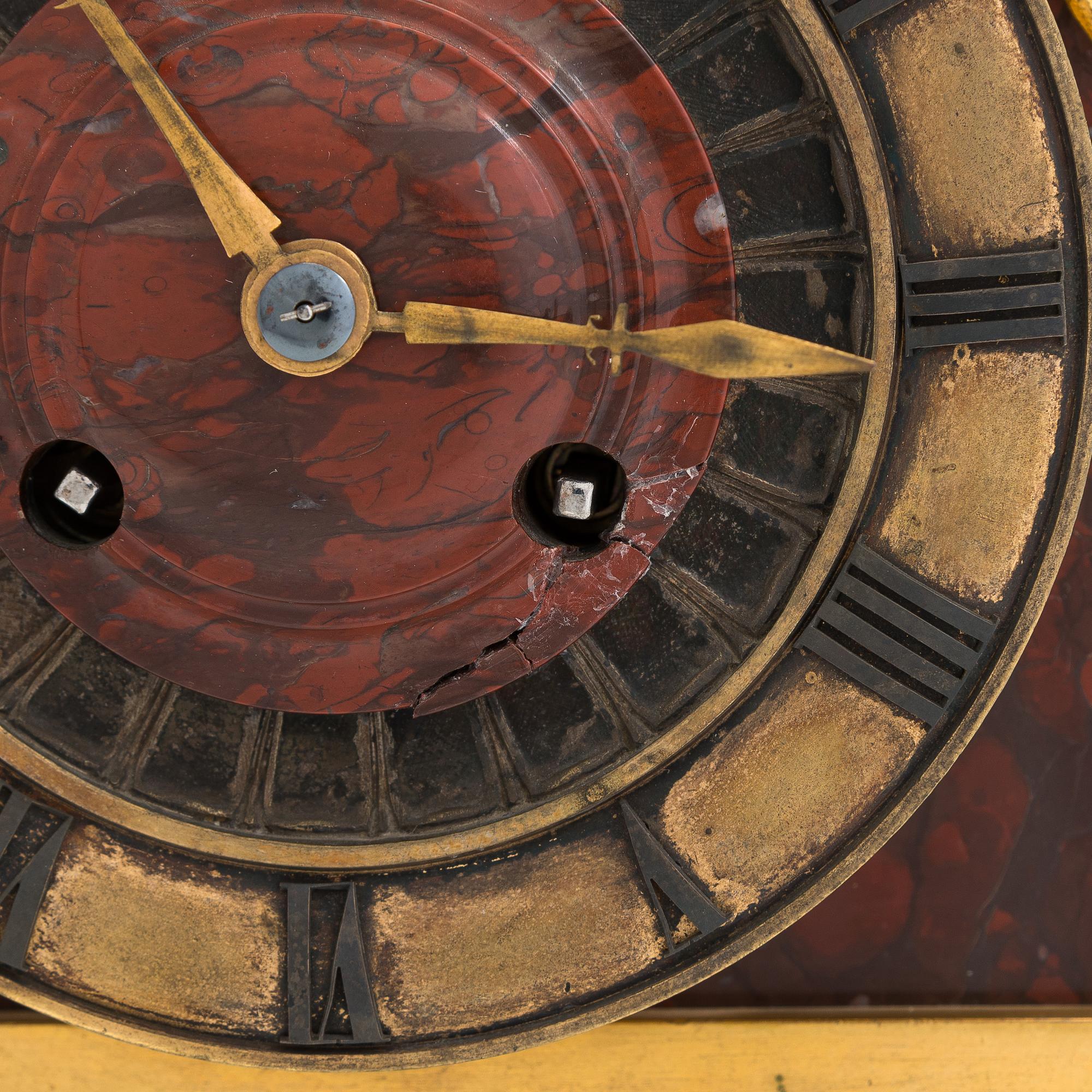 Bordsgarnityr, bestående av bordspendyl och kandelabrar, ett par, Frankrike 1800-talets sista kvartal.