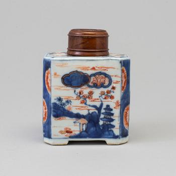 An imari tea caddy, Qing dynasty, 18th century.