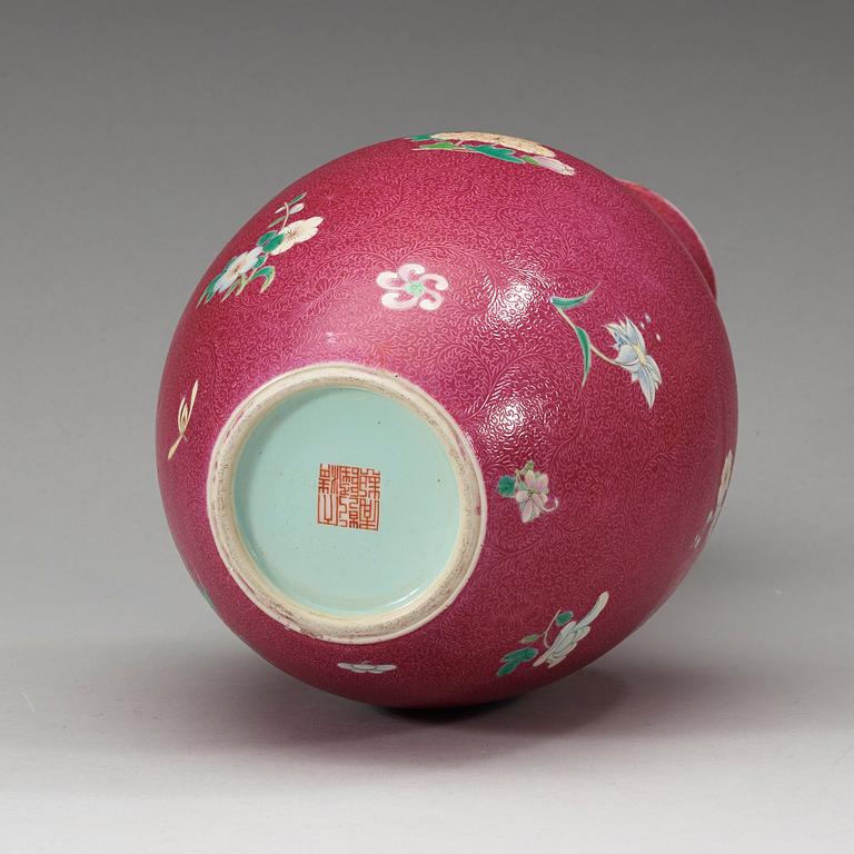 A pink sgraffitto vase, late Qing dynasty/early Republic. Seal mark to base.