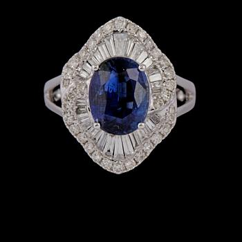 RING, 18k vitguld med ovalslipad kyanit 3.06 ct samt briljant och baguettslipade diamanter, 0.82 ct. Vikt 5 g.