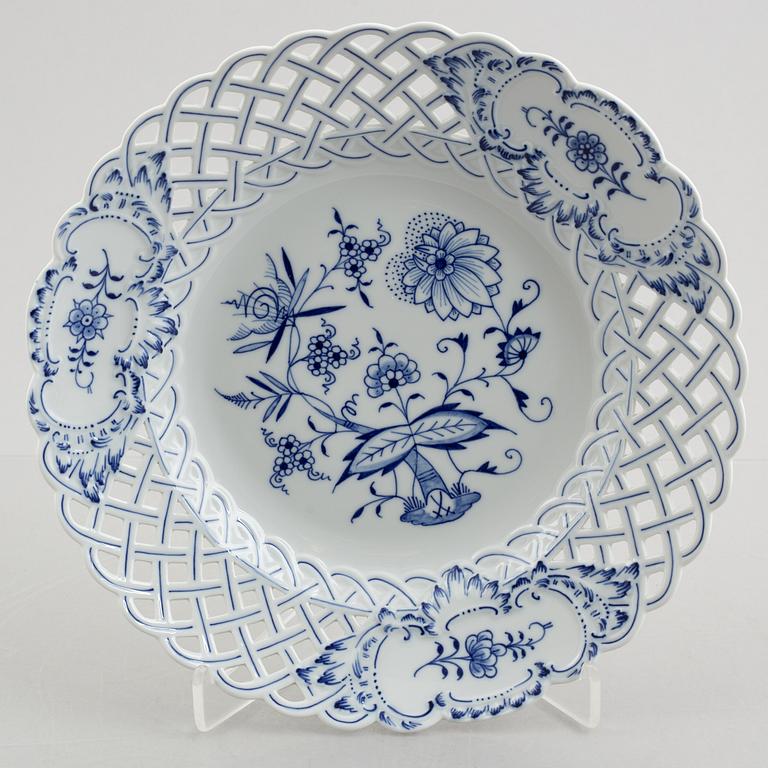 29 pieces of a "Zwiebelmuster" porcelain service, Meissen, Germany.