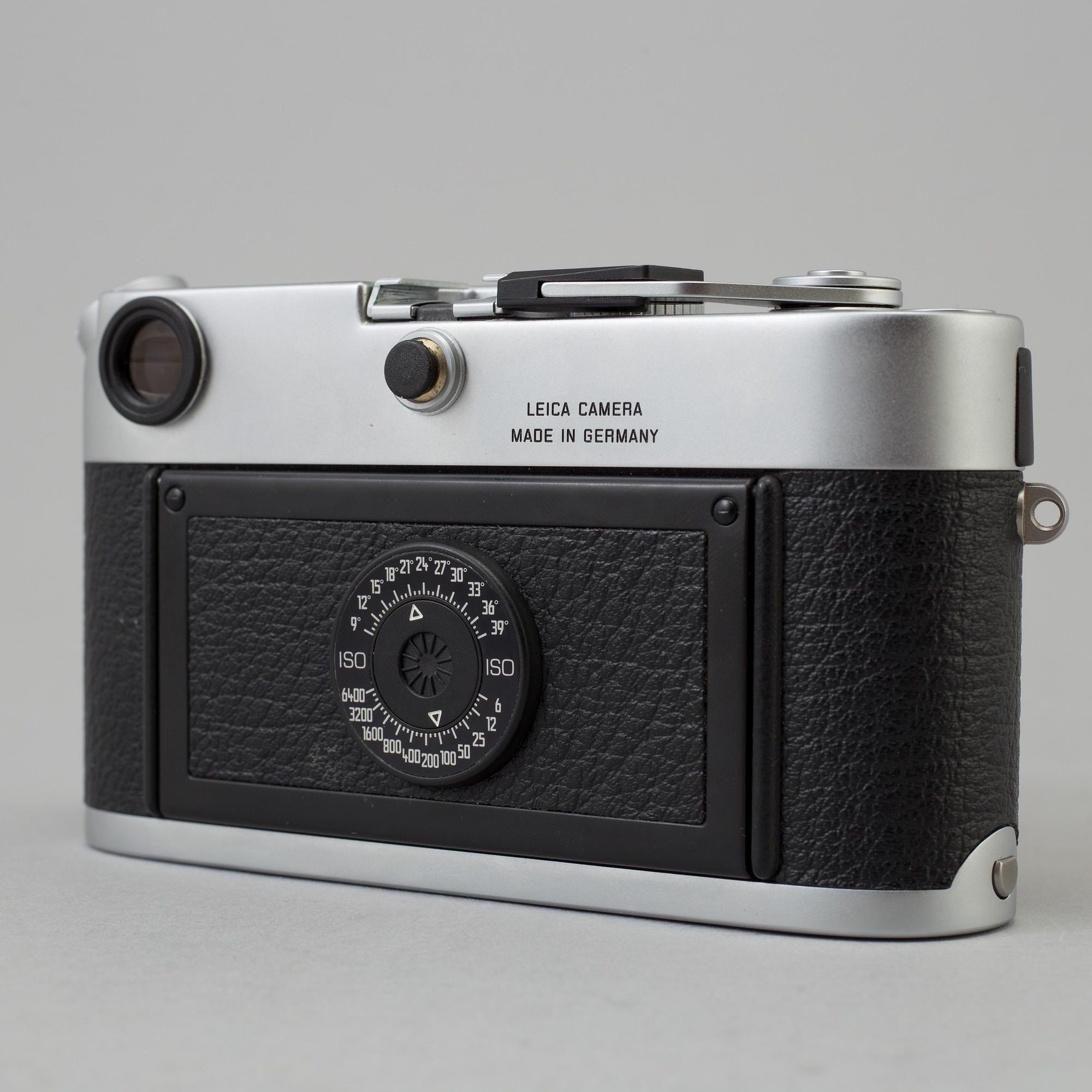 A chrome body Leica M6 no 2422201.  from 1997 with Elmar f=9 cm 1:4 no 1493090.