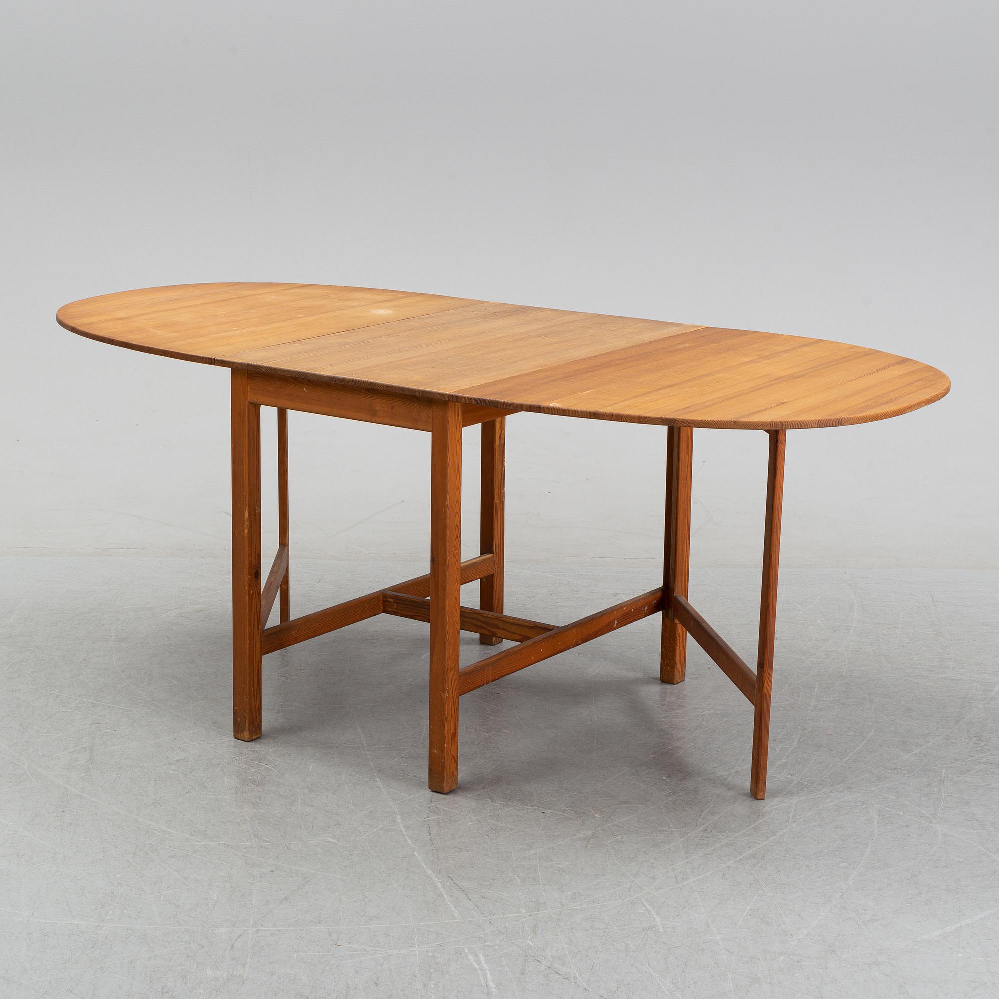 A pine gate leg table, end of the 20th Century.