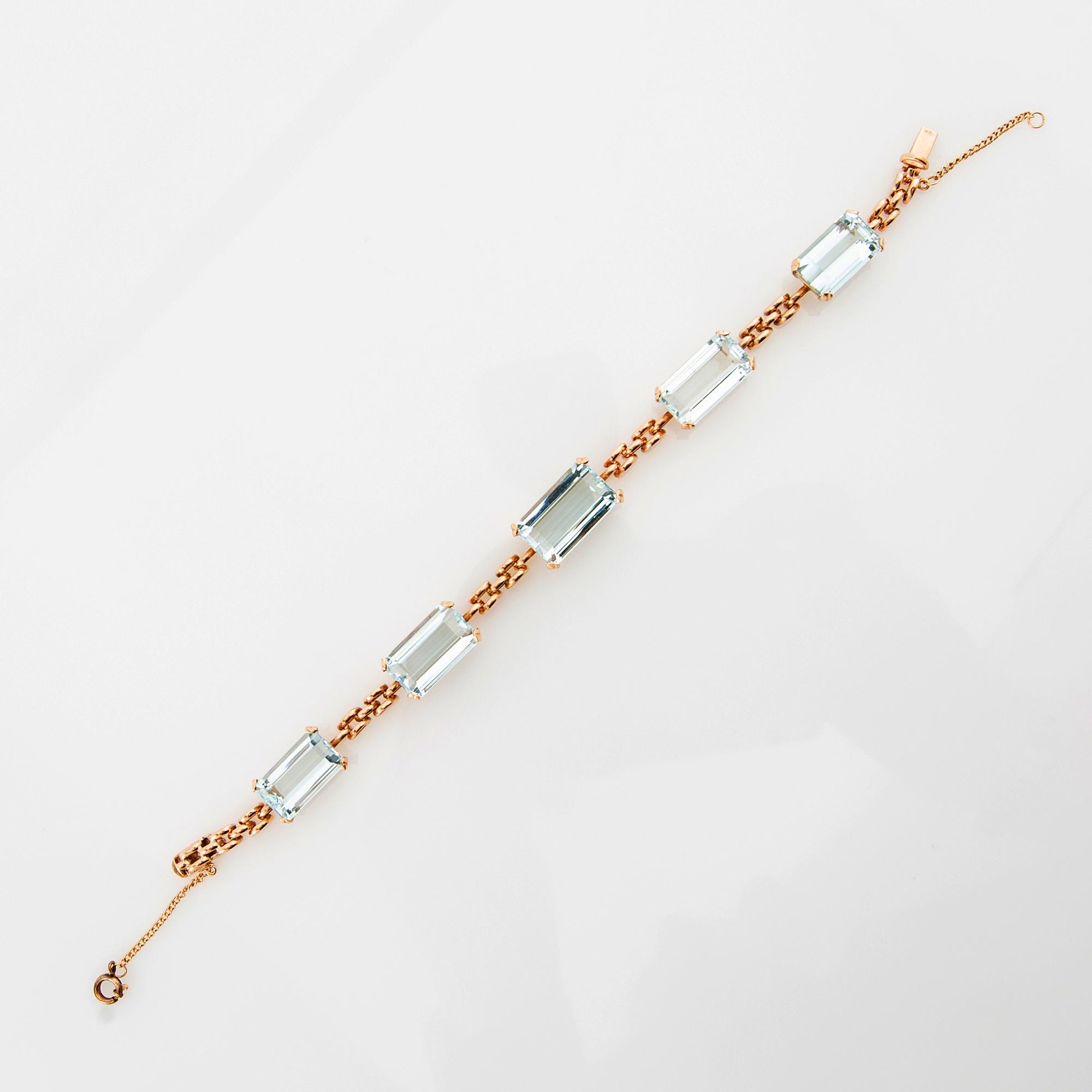 Bracelet 18K gold with step-cut aquamarines.