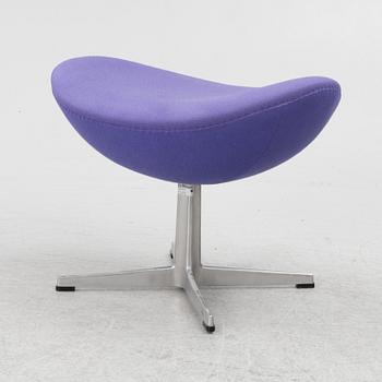 Arne Jacobsen, an armchair with footstool, "The Egg", Fritz Hansen, Denmark, 2003.