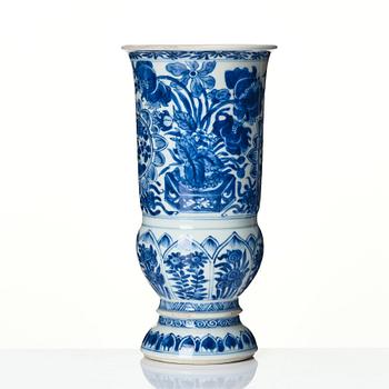 A large Chinese blue and white goblet, Qing dynasty, Kangxi (1662-1722).