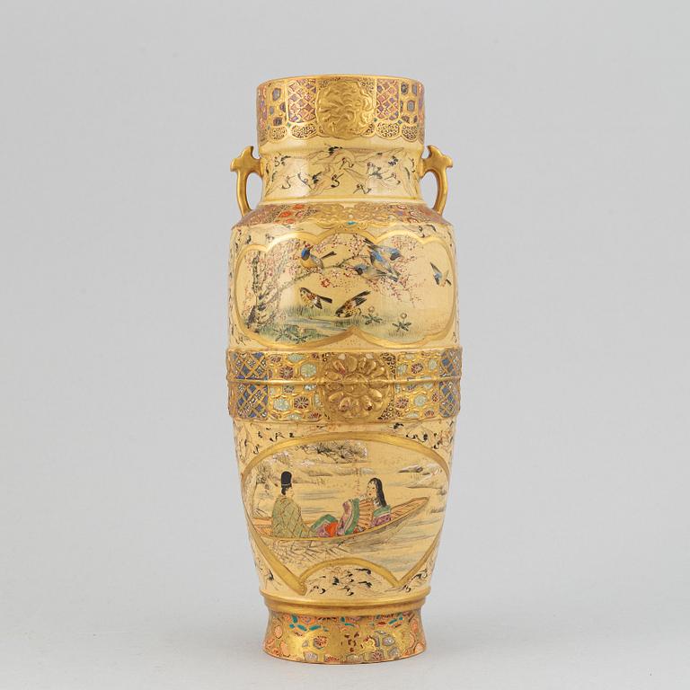 A richly decorated japanese Satsuma vase, made in Kobe Japan, Meiji period (1868-1912).