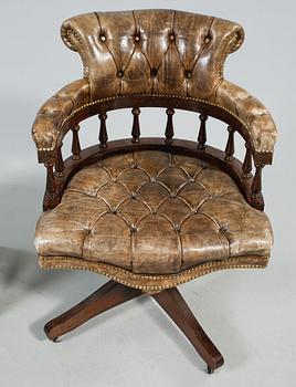 SKRIVBORDSTOL SAMT FOTPALL, England, 1900-tal.