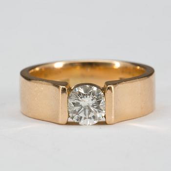 RING, 18 k guld med briljantslipad diamant ca 0,65 ct. Vikt ca 8 g.