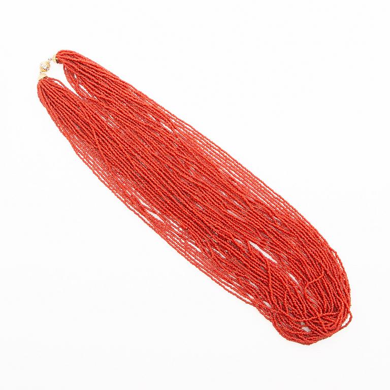 Necklace, with coral and clasp in 18K gold.