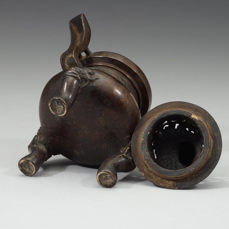 A bronze censer with cover, late Ming dynasty, 17th Century.