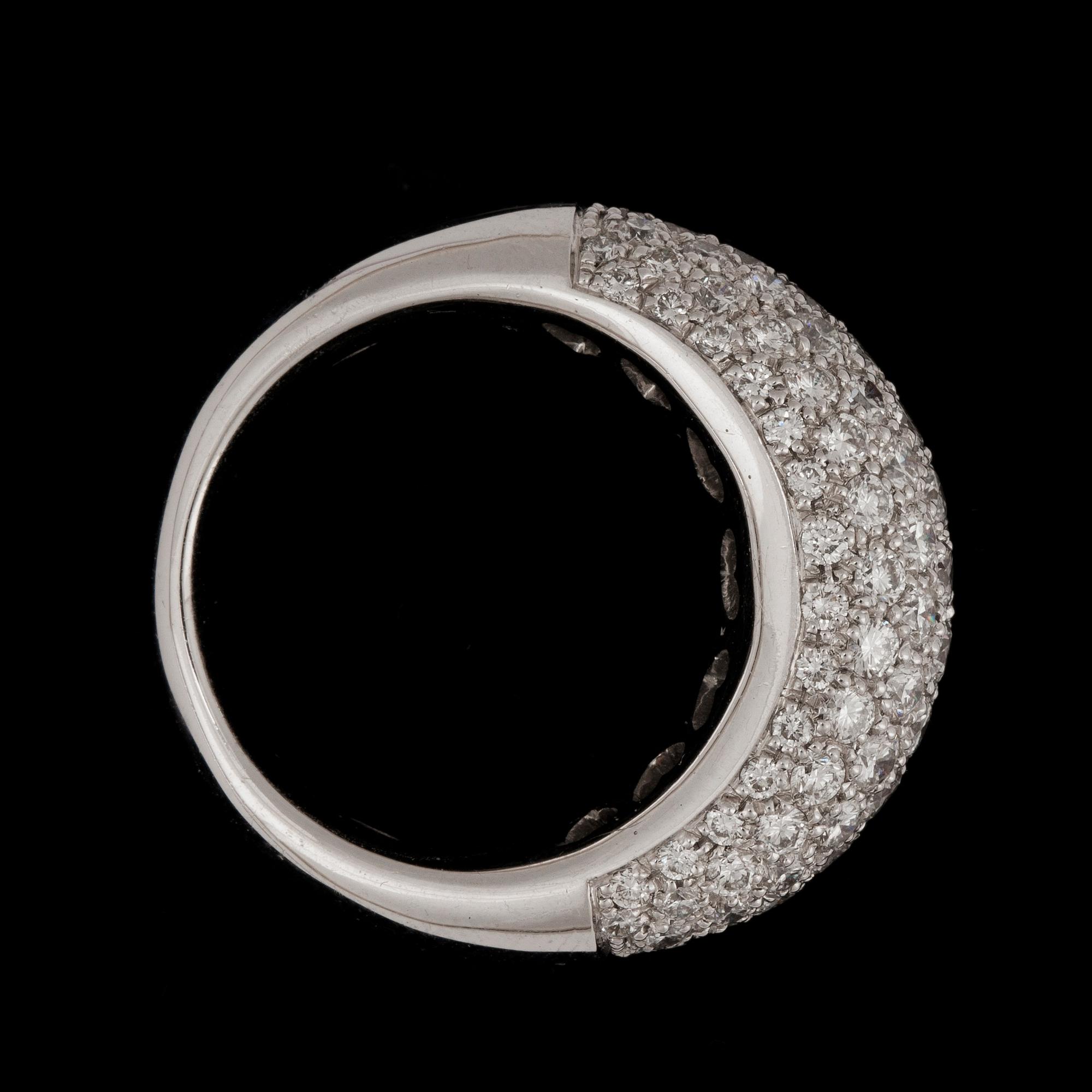 RING med pavéfattade diamanter ca 2.74 ct. Kvalitet ca H/ SI.