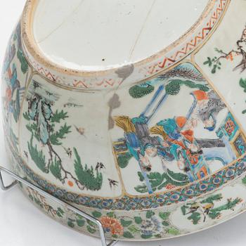 A large Chinese bowl, 19th century.