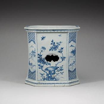 A rare large blue and white plinth/garden seat, Qing dynasty, Kangxi (1662-1722).