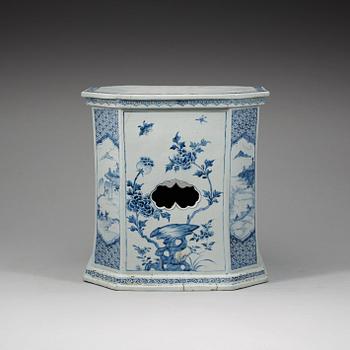 PALL/PIDESTAL, porslin. Qingdynastin, Kangxi (1662-1722).