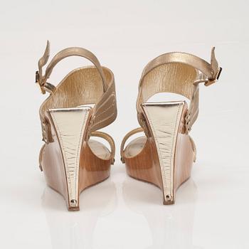 SKOR, Versace.