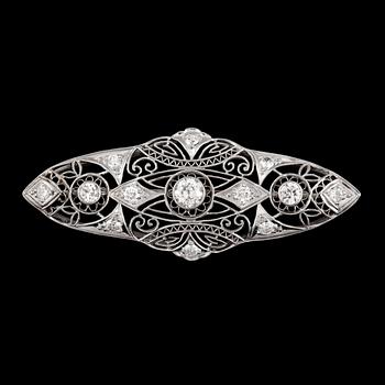84. An Edwardian old-cut diamond brooch. Ttal carat weight circa 0.60 ct.