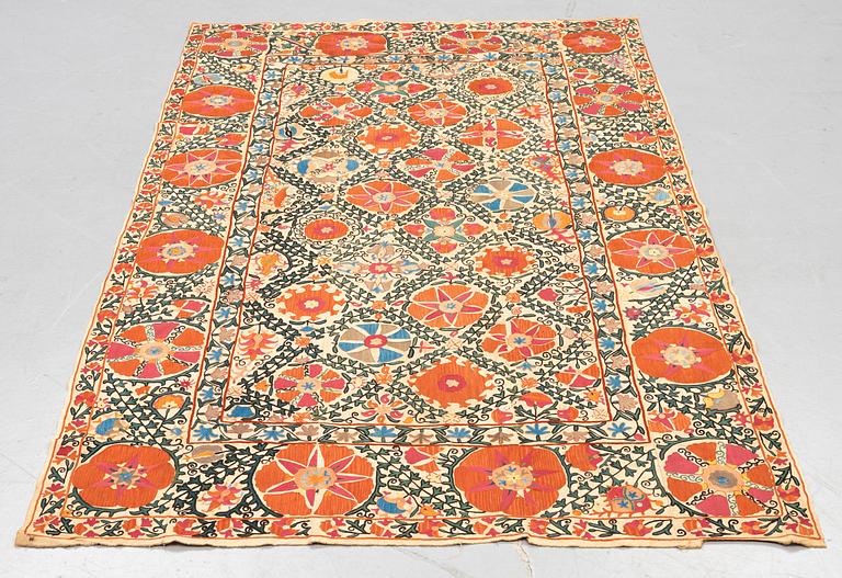 Broderi, antik Uzbekistan suzani, ca 244 x 145 cm.