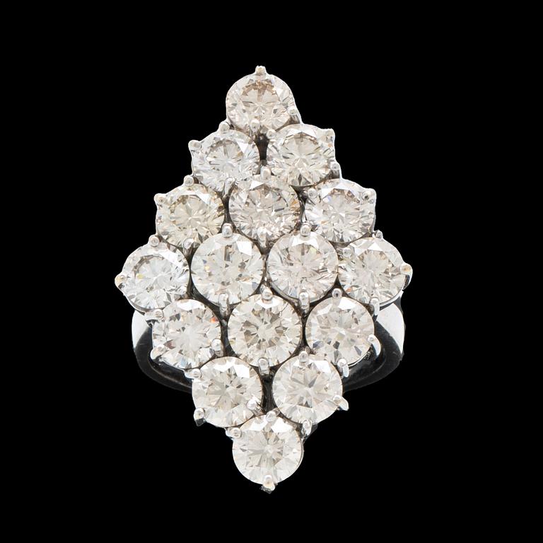 An 18K white gold and diamond ring, approx. 11.2 ct.