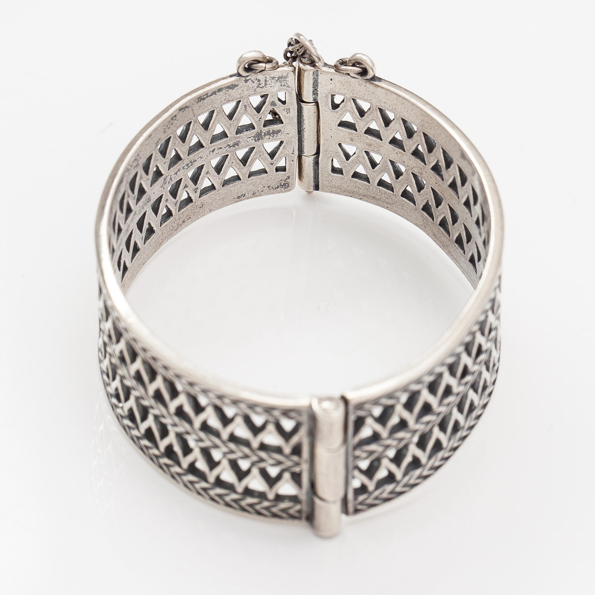 Rannekoru, sterlinghopeaa. Kalevala Koru, Helsinki 2011.