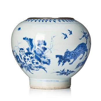 947. A blue and white jar, Ming dynasty (1368-1644).