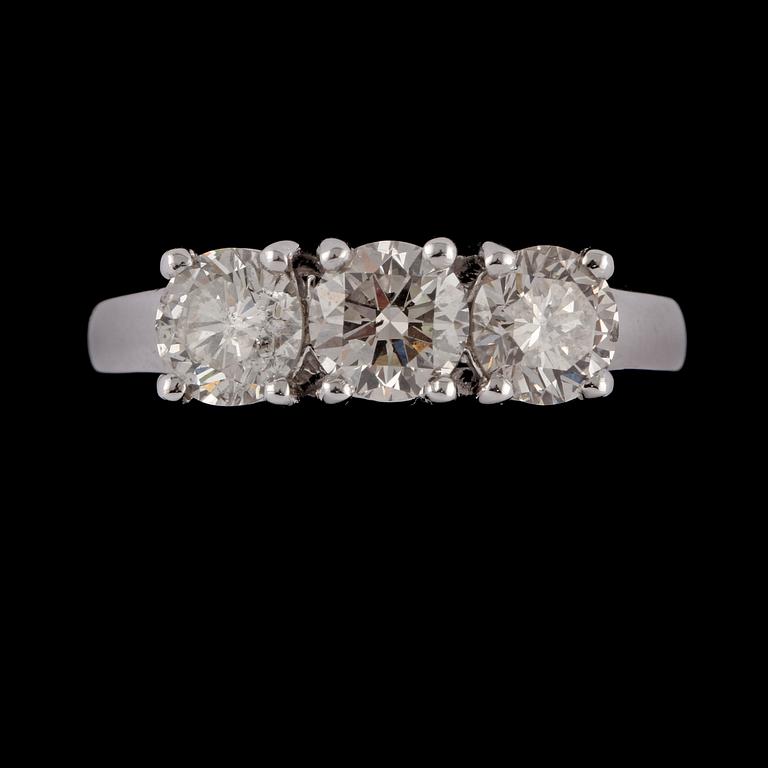 RING, 18k vitguld med 3 briljantslipade diamanter, totalt 2.13 ct, Milano, Italien. Vikt 6 g.