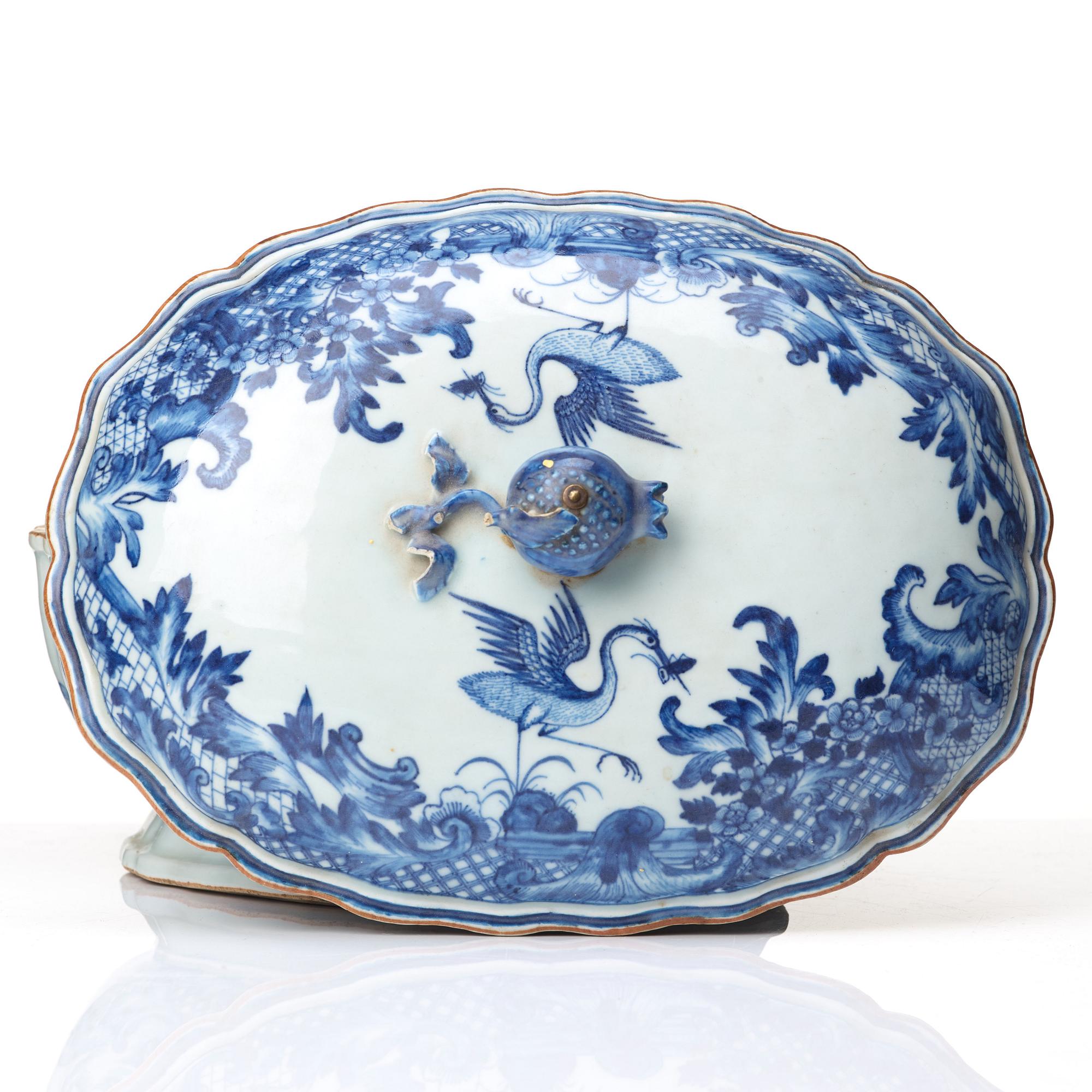 TERRIN med LOCK, vapenporslin. Qingdynastin, Qianlong (1736-95).